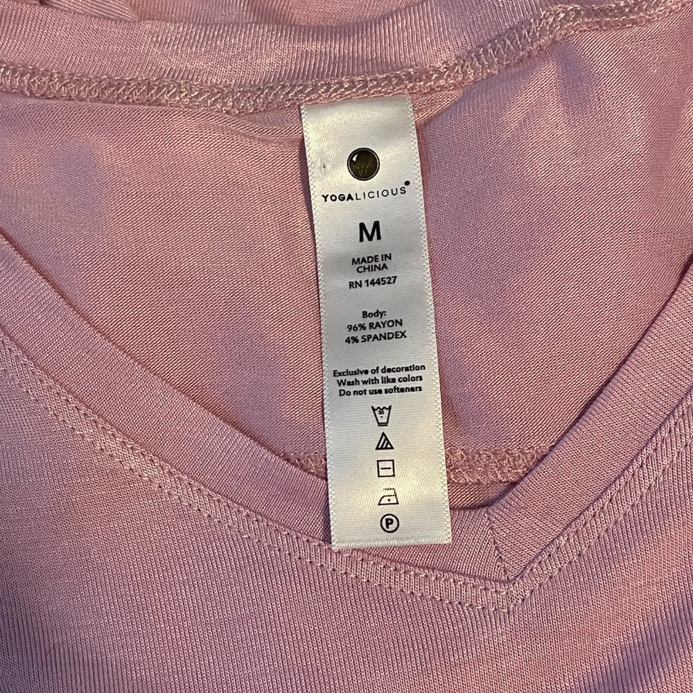 YOGALICIOUS Soft & Airy Short Sleeve V-neck Neck - Picture 4 of 4